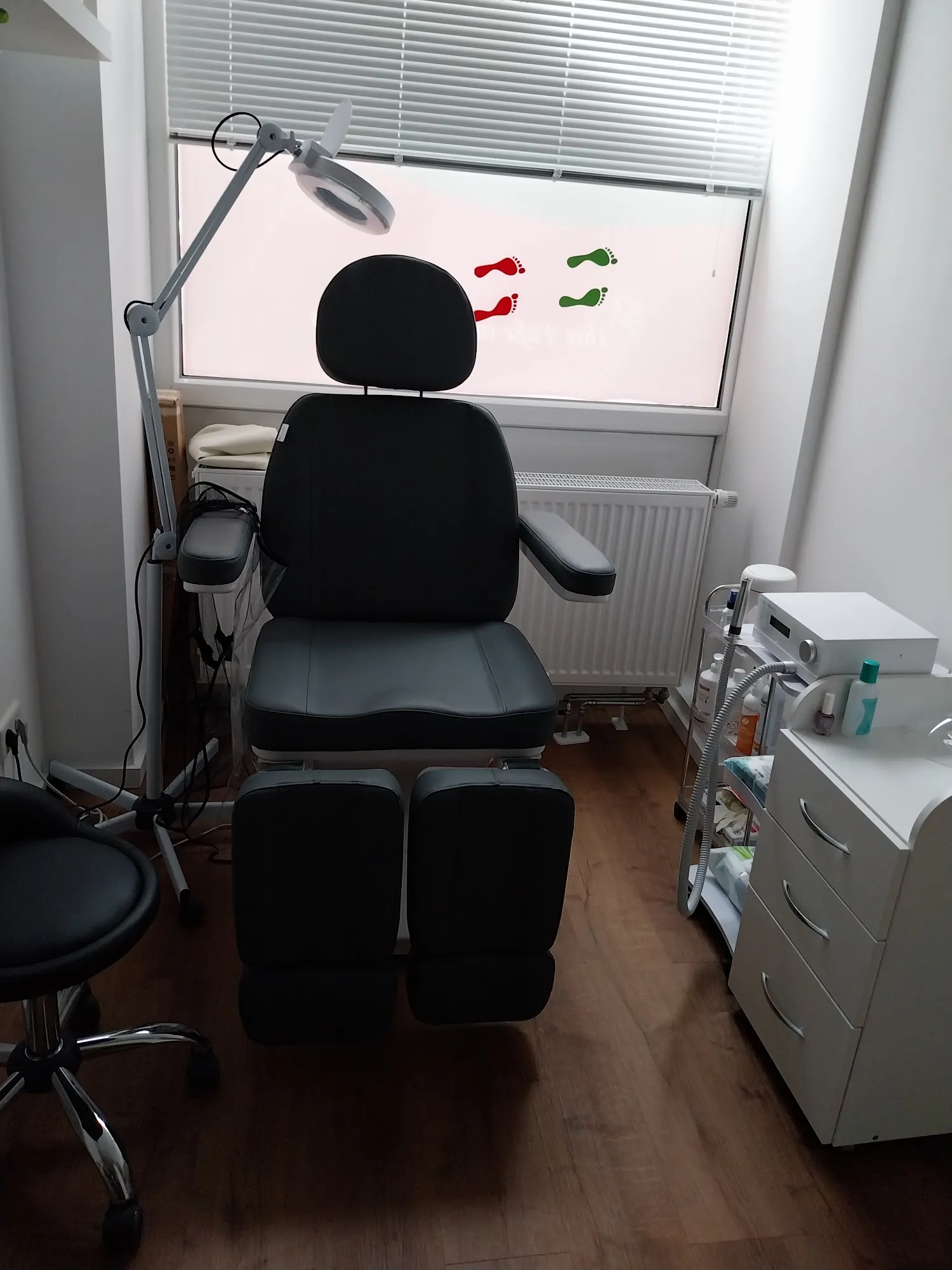 Blick in den Behandlungsraum mit professioneller Ausstattung